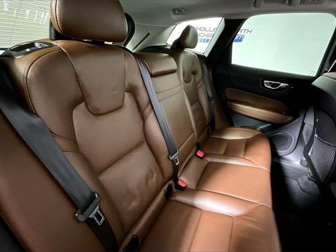 Used 2018 Volvo XC60 T5 Momentum w/ Vision Package image 22