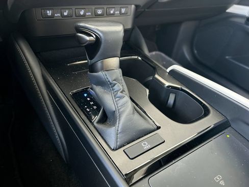 Used 2024 Lexus ES 350 Ultra Luxury w/ Accessory Package (Z2) FWD image 3