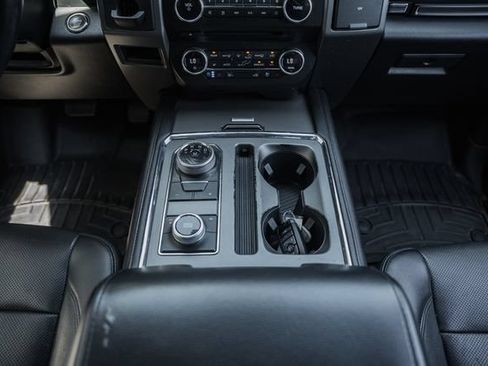 Used 2018 Ford Expedition XLT w/ Equipment Group 202A AWD/4WD image 38