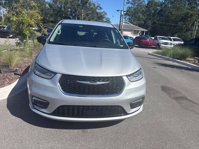 Used 2024 Chrysler Pacifica Touring-L FWD image 2