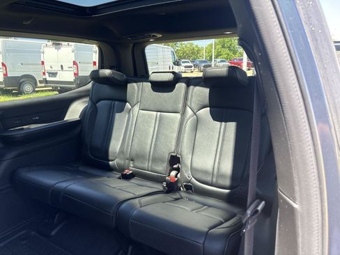 Used 2024 Jeep Wagoneer Series III w/ Premium Group I AWD/4WD image 11