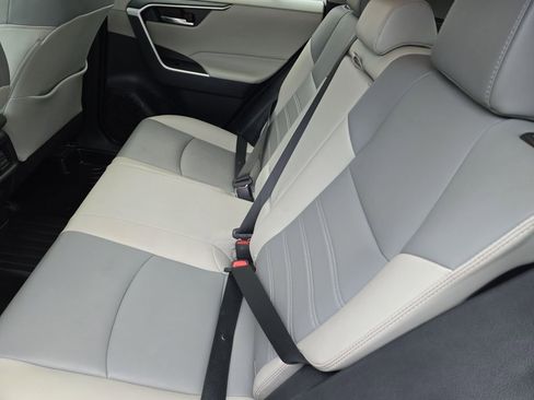 Used 2021 Toyota RAV4 XLE Premium image 10