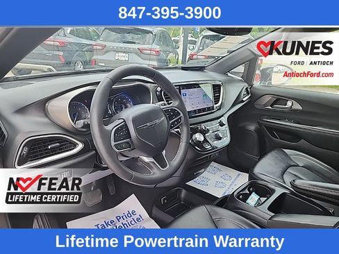 Used 2025 Chrysler Pacifica Select FWD image 18