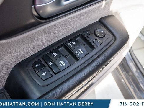 Used 2023 Chrysler Pacifica Touring-L FWD image 17