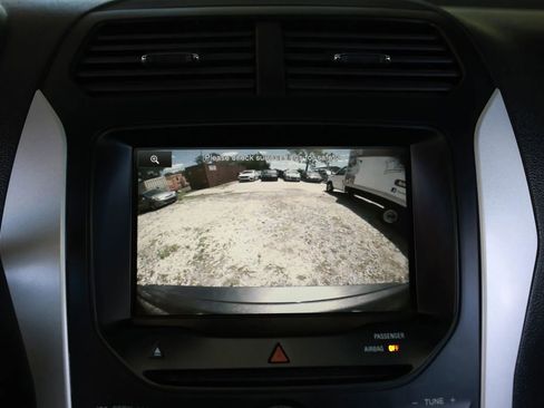 Used 2015 Ford Explorer XLT w/ Equipment Group 202B FWD image 32