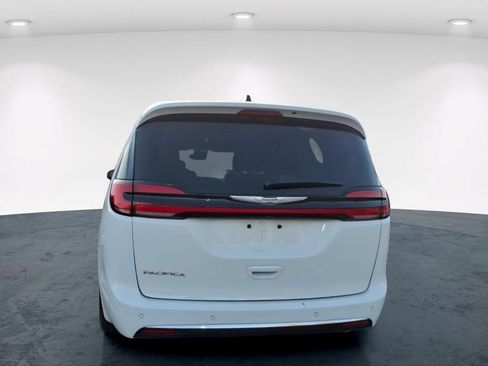 Used 2024 Chrysler Pacifica Touring-L FWD image 17