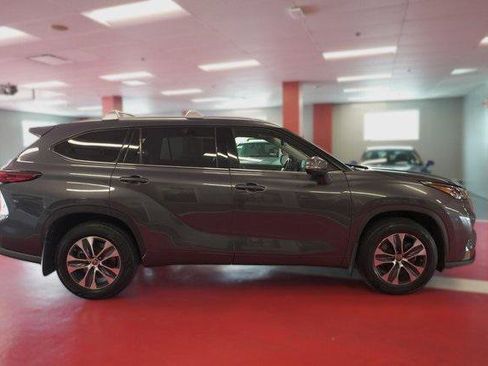 Certified 2021 Toyota Highlander XLE image 10