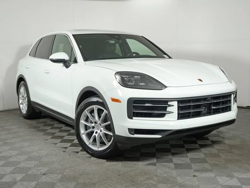 Certified 2024 Porsche Cayenne w/ Premium Package AWD/4WD image 9