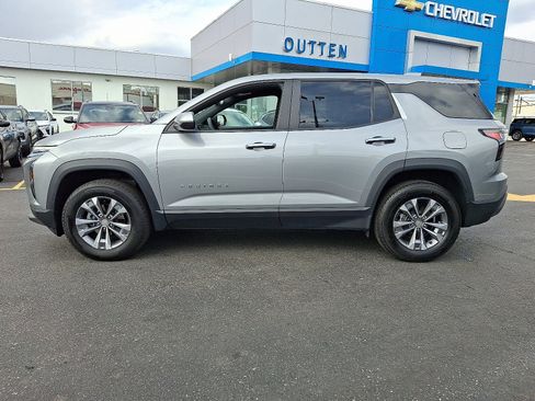 Used 2025 Chevrolet Equinox LT image 2