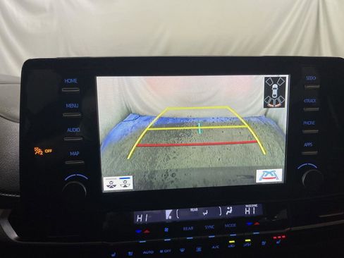 Used 2022 Toyota Sienna Limited image 17