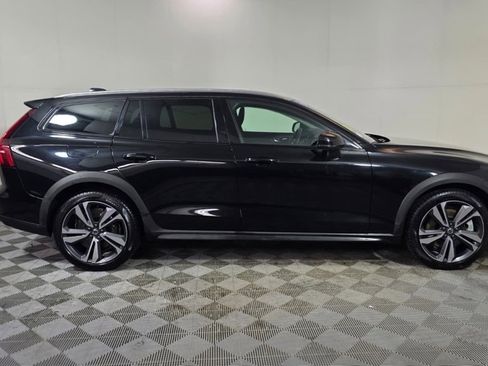 Used 2025 Volvo V60 B5 Cross Country Plus image 8