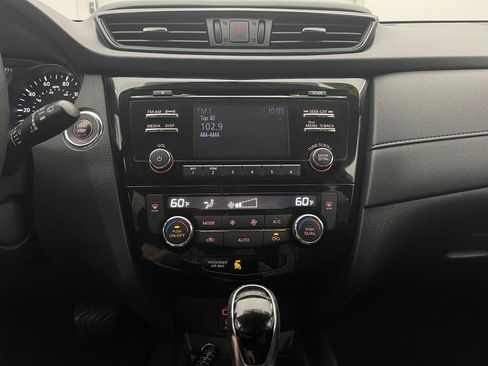Used 2017 Nissan Rogue SV AWD/4WD image 22