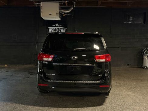 Used 2018 Kia Sedona LX w/ LX Essentials Premium Package FWD image 4