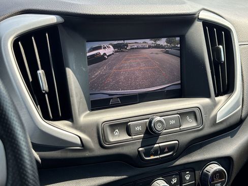 Used 2024 GMC Terrain SLE w/ Driver Convenience Package image 25