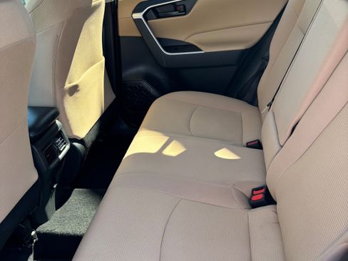 Used 2022 Toyota RAV4 LE image 11