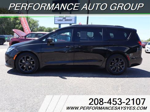 Used 2020 Chrysler Pacifica Touring-L Plus FWD image 25