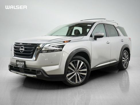 Used 2022 Nissan Pathfinder Platinum w/ Cargo Package AWD/4WD image 1