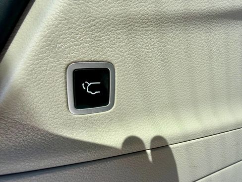 Used 2021 Chrysler Voyager Lxi FWD image 30