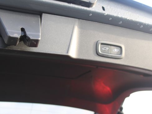 Used 2023 Volvo XC40 B5 Plus image 54