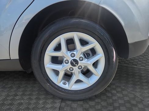 Used 2025 Kia Soul LX w/ LX Technology Package FWD image 33