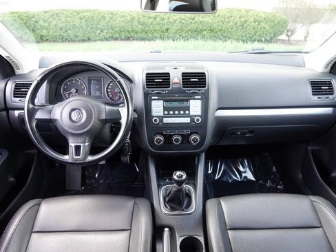 Used 2010 Volkswagen Jetta Limited Edition FWD image 3
