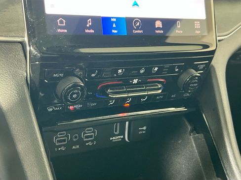 Used 2023 Jeep Grand Cherokee Overland AWD/4WD image 16