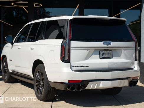 Used 2023 Cadillac Escalade V w/ LPO, ONYX Package image 10
