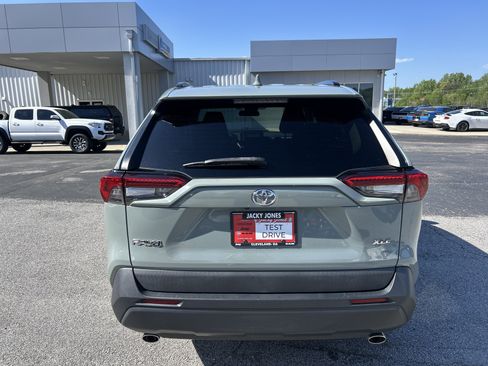 Used 2020 Toyota RAV4 XLE image 6