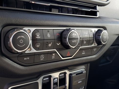 Used 2025 Jeep Gladiator Sport image 18