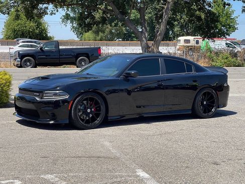 Used 2017 Dodge Charger R/T RWD image 2