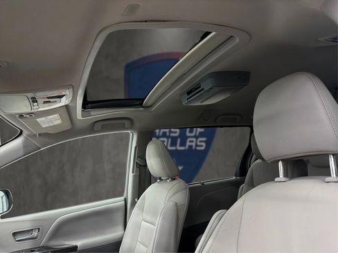 Used 2019 Toyota Sienna XLE image 45