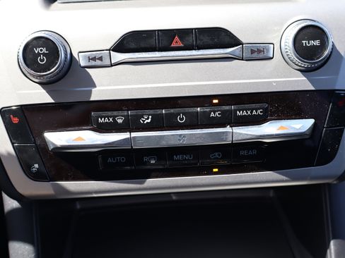 Used 2022 Ford Explorer XLT w/ Equipment Group 202A image 25