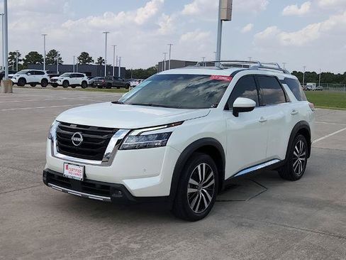 Certified 2024 Nissan Pathfinder Platinum FWD image 9