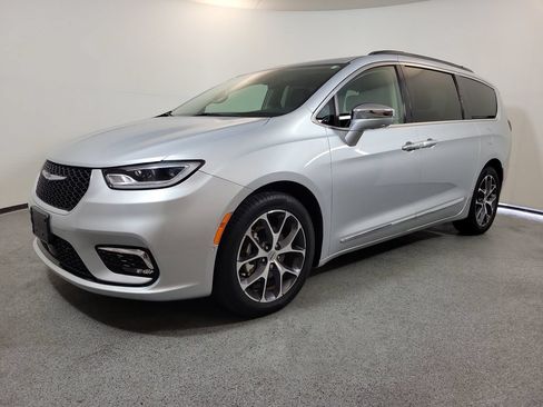 Used 2022 Chrysler Pacifica Limited FWD image 3
