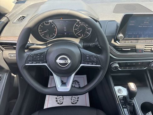 Used 2025 Nissan Altima 2.5 SV FWD image 18