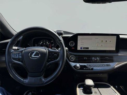 Used 2023 Lexus LS 500 w/ Accessory Package (Z2) RWD image 31