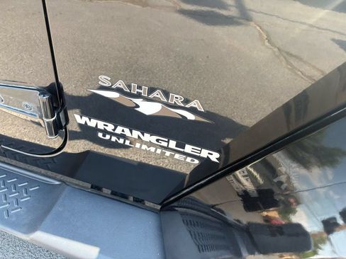 Used 2017 Jeep Wrangler Unlimited Sahara AWD/4WD image 6