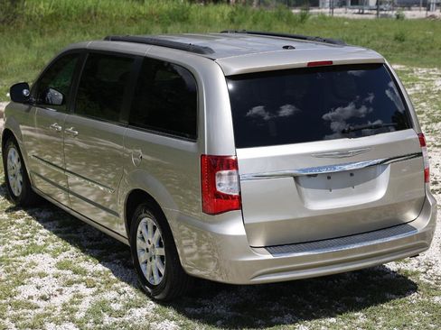 Used 2013 Chrysler Town & Country Touring FWD image 5
