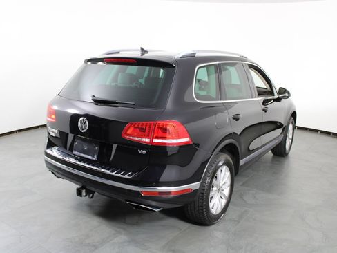 Used 2017 Volkswagen Touareg Sport AWD/4WD image 3