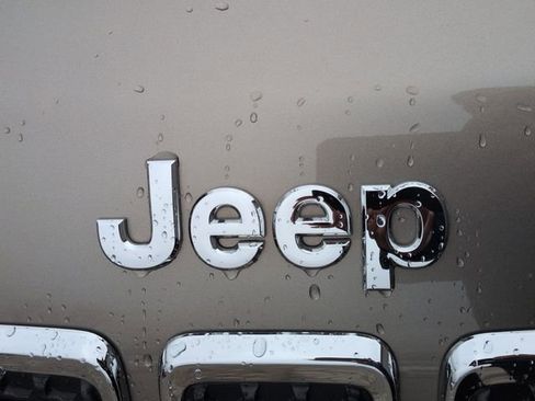 Used 2021 Jeep Cherokee Latitude Lux w/ Comfort/Convenience Group image 31