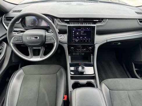 Used 2025 Jeep Grand Cherokee Altitude image 14