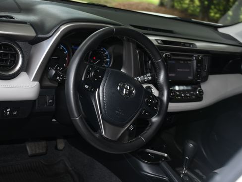 Used 2018 Toyota RAV4 XLE FWD image 9