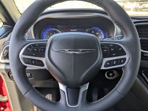 Used 2025 Chrysler Pacifica Select image 16