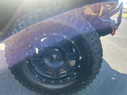 Used 2015 Jeep Wrangler Unlimited Rubicon AWD/4WD image 18