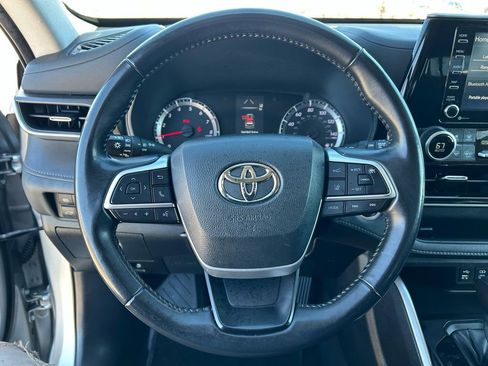 Used 2022 Toyota Highlander LE image 25