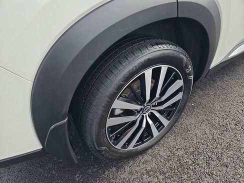 Used 2024 Nissan Pathfinder Platinum w/ Cargo Package image 14