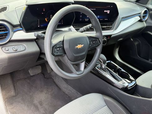 Used 2025 Chevrolet Trax LT FWD image 4