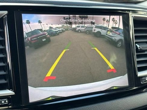 Used 2023 Chrysler Pacifica Touring-L image 22