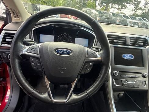 Used 2017 Ford Fusion SE w/ Fusion SE Technology Package FWD image 15