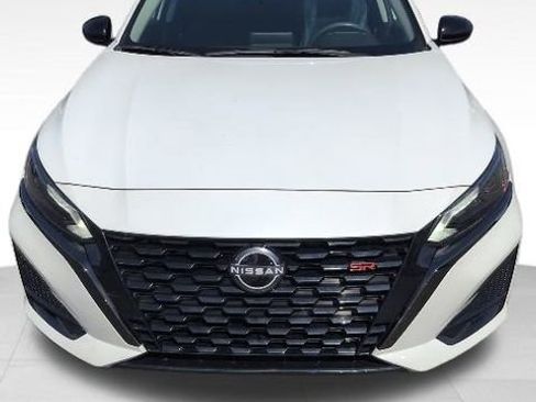 Used 2023 Nissan Altima 2.5 SR FWD image 2